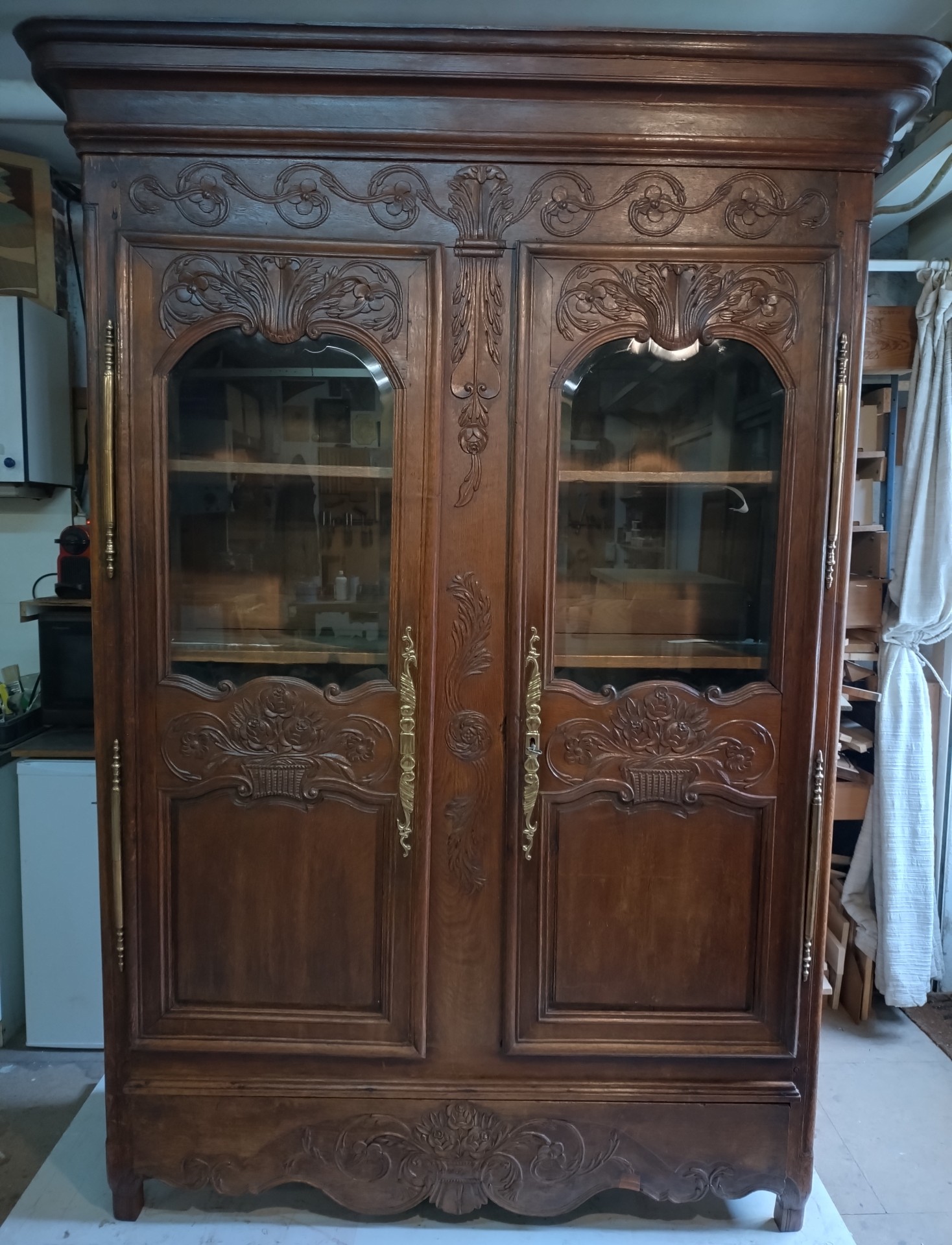 Armoire sculptée en chêne